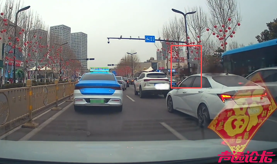 济宁太白路疑似一司机撒百元大钞，你看到会捡吗？-2.jpg