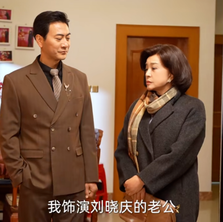 75岁刘晓庆与小30岁男演员上演吻戏，男配角点赞“和刘晓庆搭戏是工伤”引争议-8.png