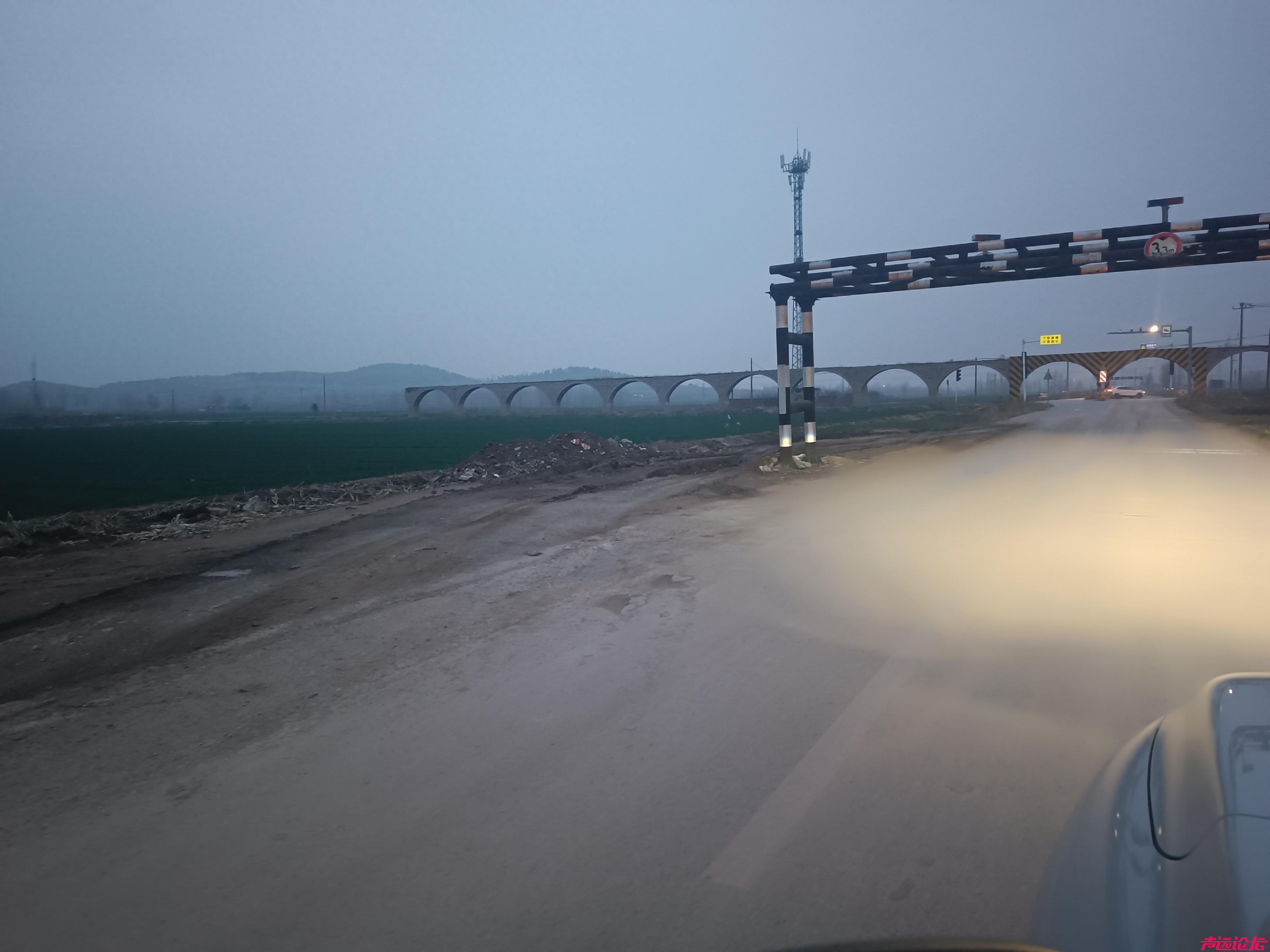 3.3米限高难挡超限车：邹城至曲阜连接线现"迂回战术"压坏路面-1.jpg