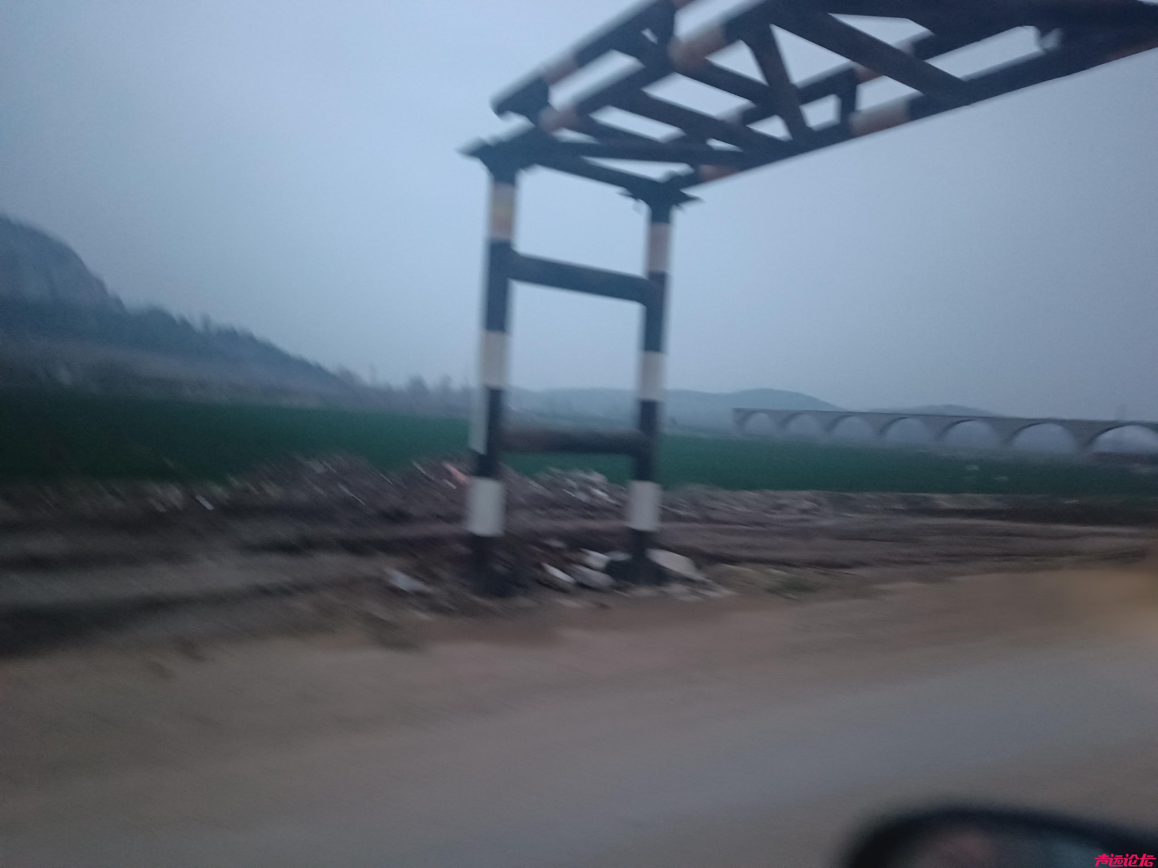 3.3米限高难挡超限车：邹城至曲阜连接线现"迂回战术"压坏路面-2.jpg