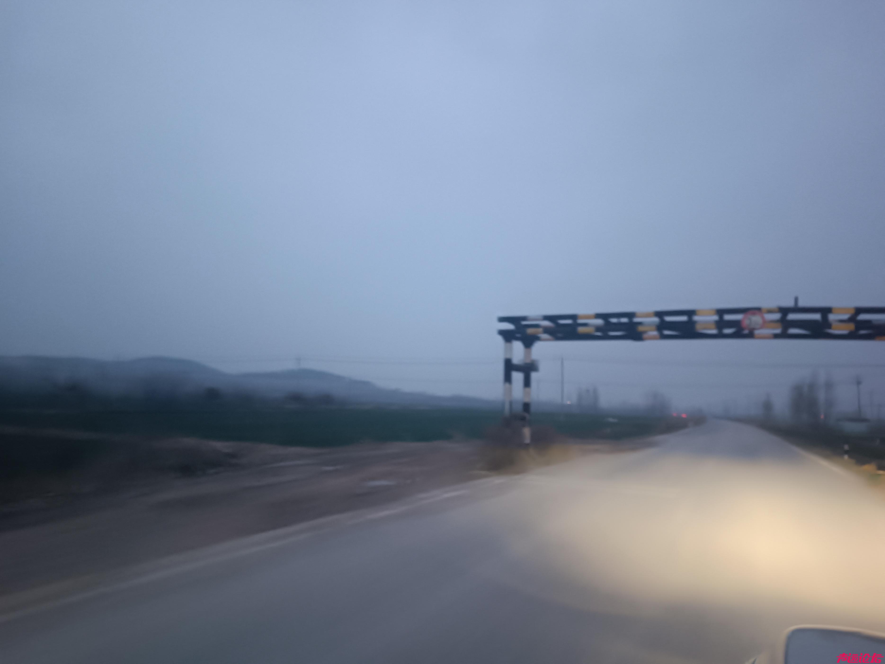 3.3米限高难挡超限车：邹城至曲阜连接线现"迂回战术"压坏路面-3.jpg