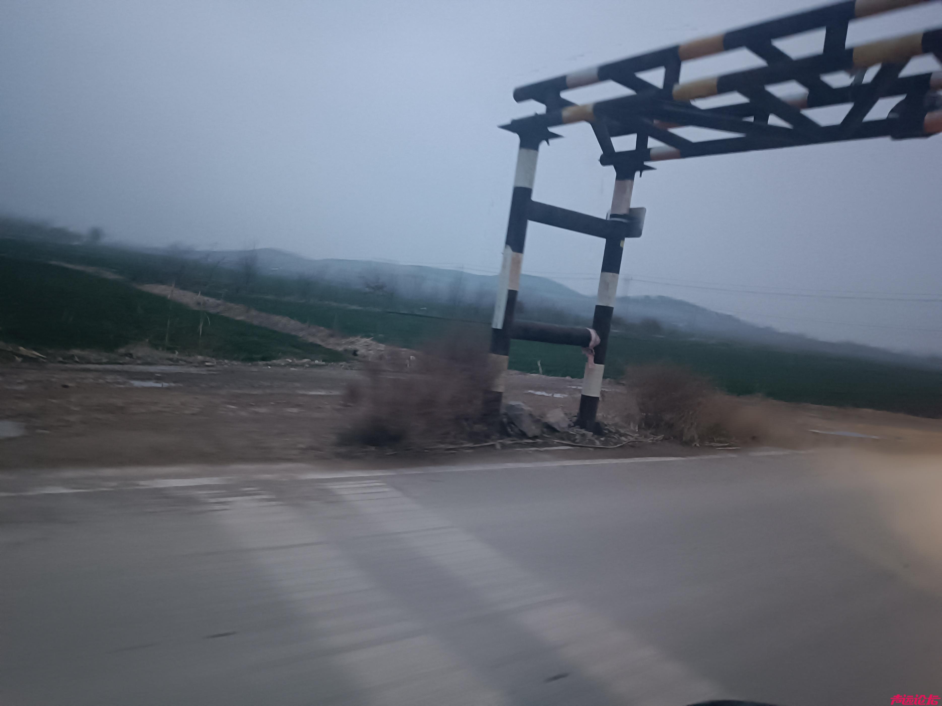3.3米限高难挡超限车：邹城至曲阜连接线现"迂回战术"压坏路面-4.jpg