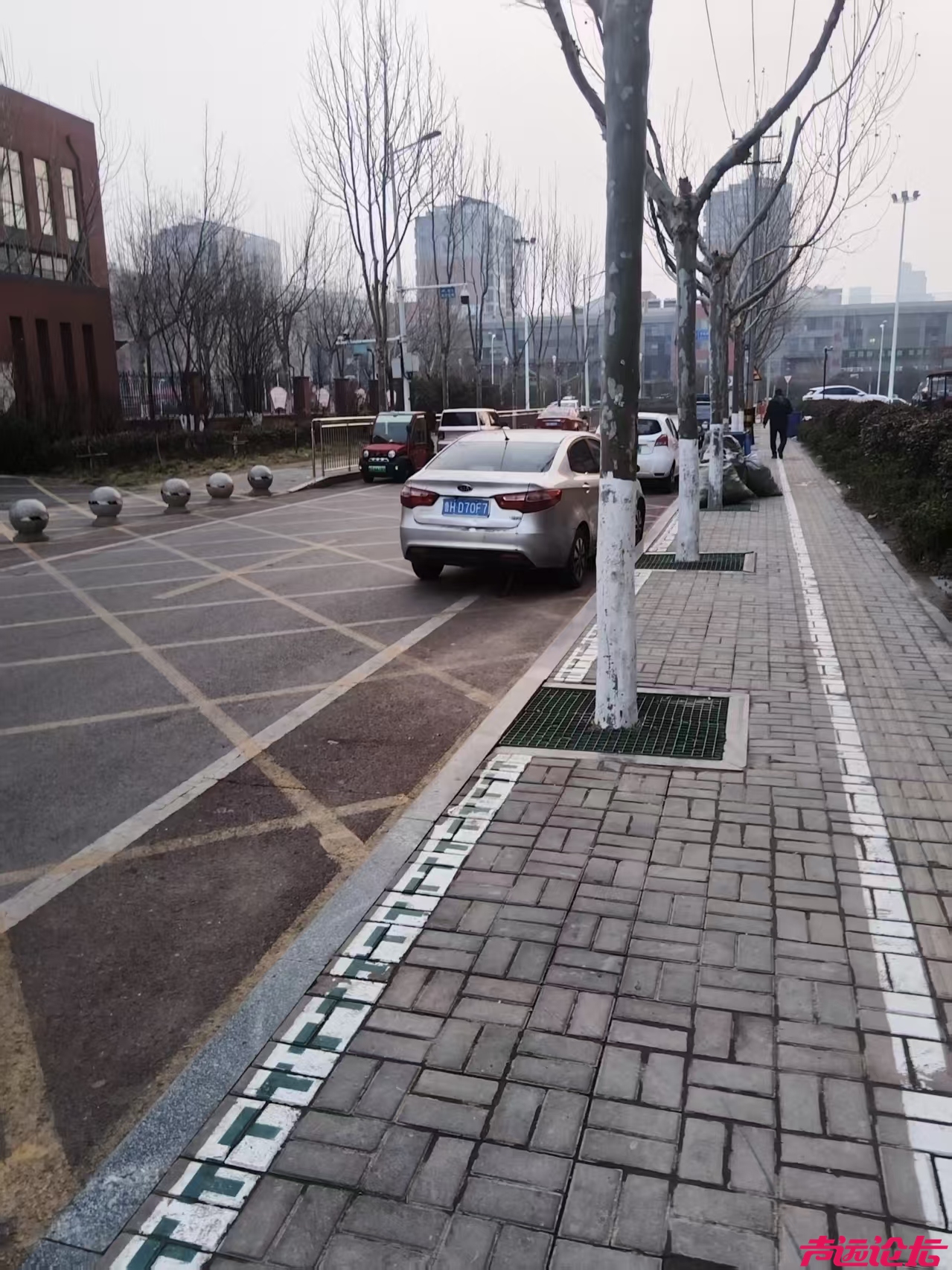 网格线成"停车场"？济宁市第十五中学运河校区周边交通顽疾待解-3.jpg