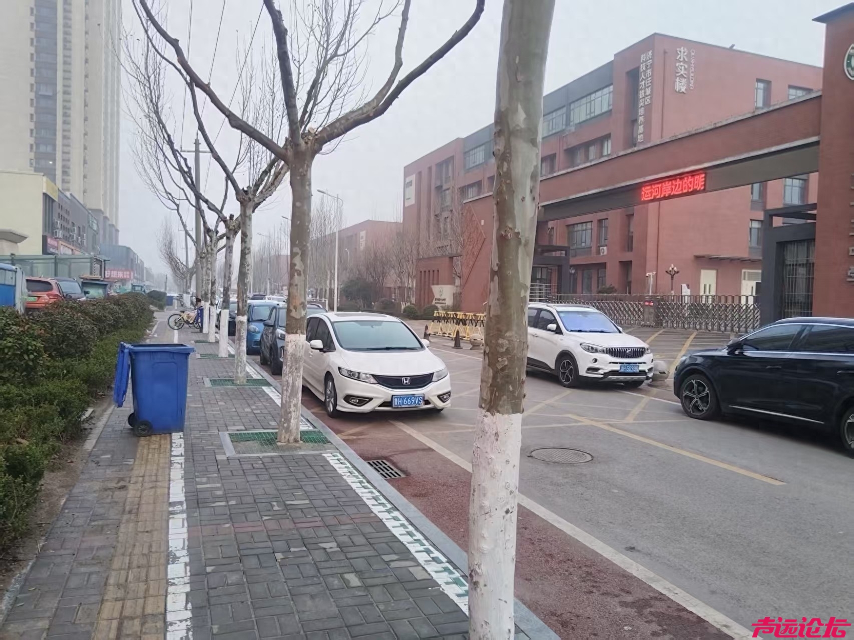 网格线成"停车场"？济宁市第十五中学运河校区周边交通顽疾待解-1.jpg
