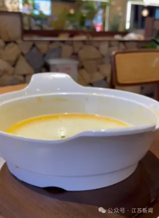 看上去很大一盆，实际只有浅浅的一层，暗访酸菜鱼连锁店的“内增高”-9.jpg