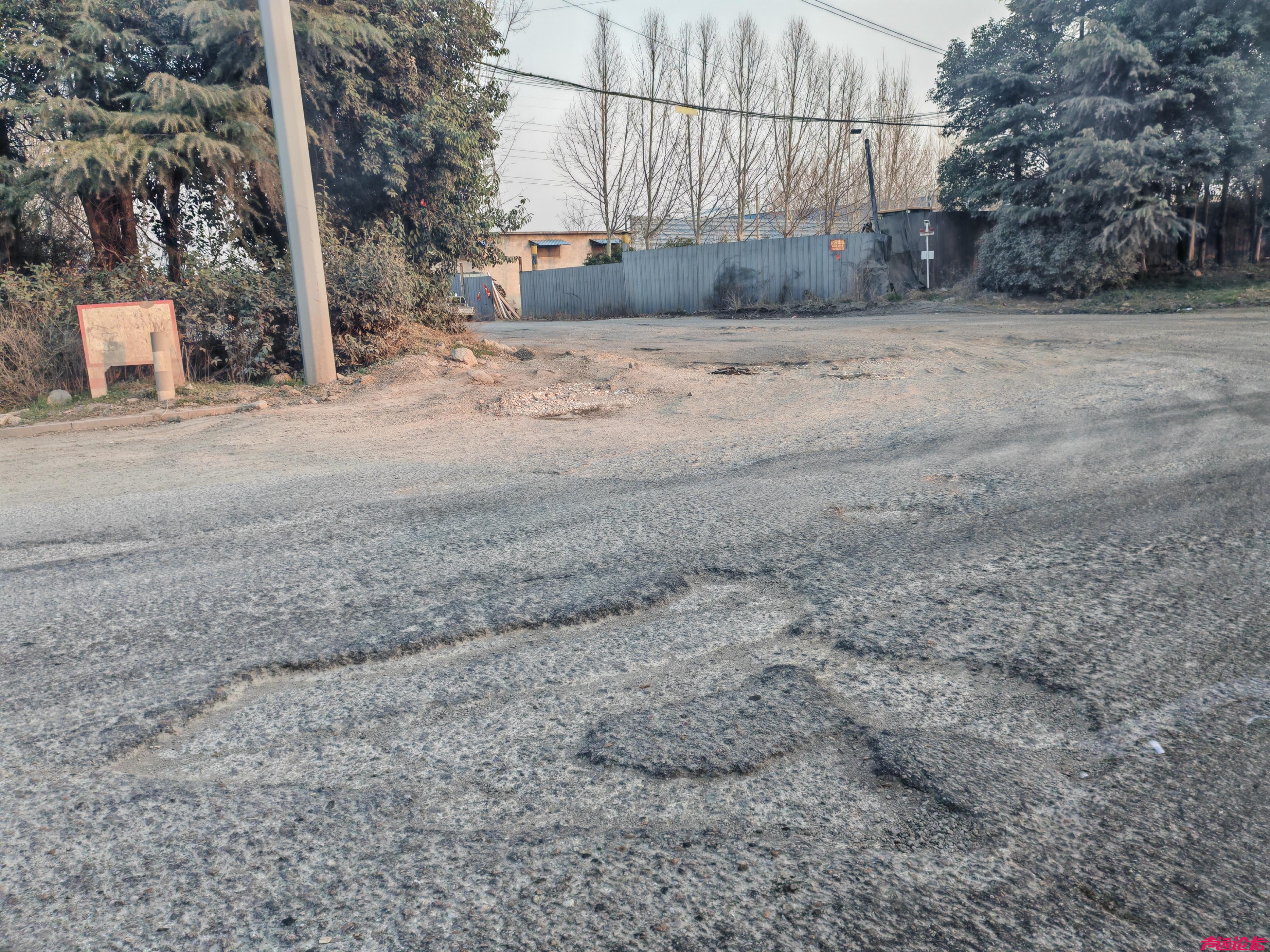 龙桥南路与崇文大道大坑“添堵”，市民出行苦不堪言-2.jpg