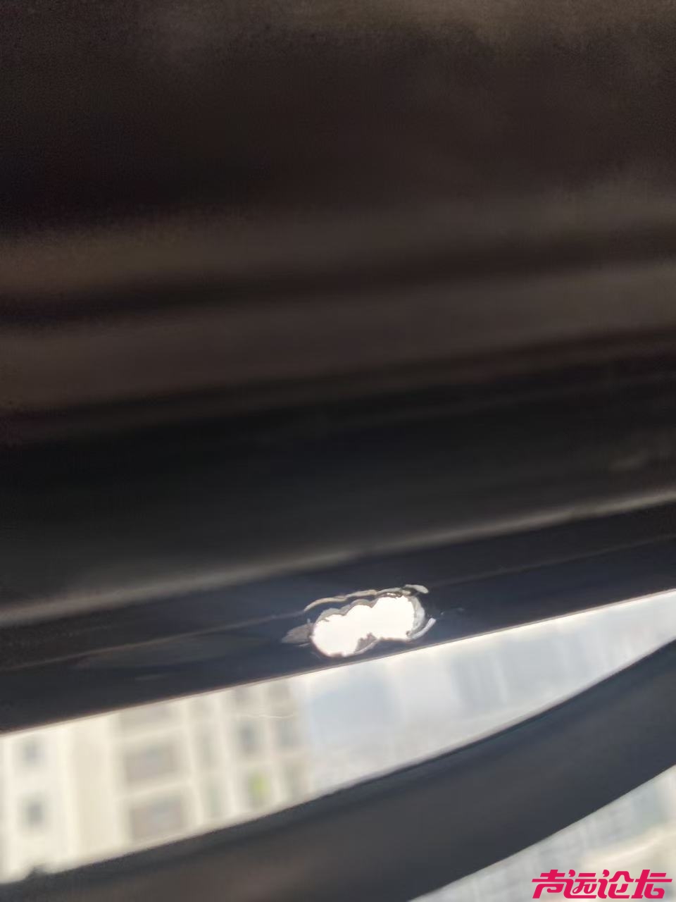 网友维权“炮火”直击！济宁红星美凯龙铝合金门窗安装“翻车”-3.jpg
