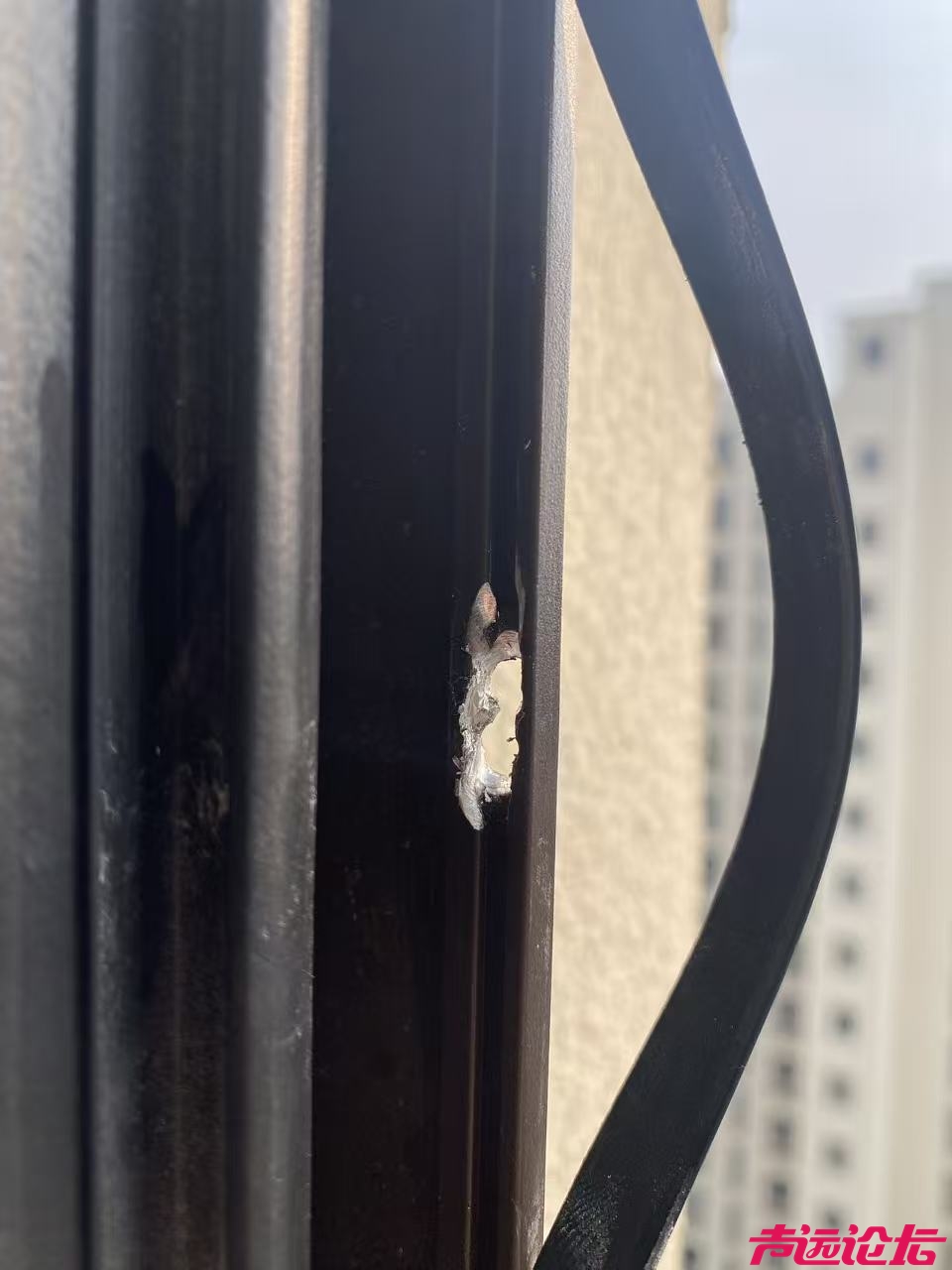 网友维权“炮火”直击！济宁红星美凯龙铝合金门窗安装“翻车”-4.jpg