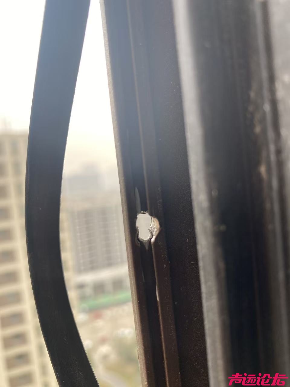 网友维权“炮火”直击！济宁红星美凯龙铝合金门窗安装“翻车”-5.jpg
