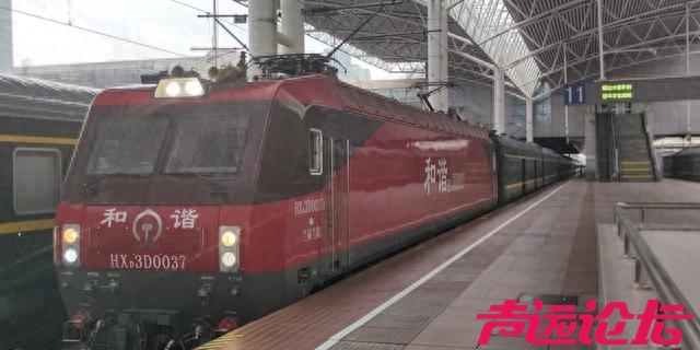 山东有两趟始发新疆列车，最远到达过边疆伊宁，老绿皮换“绿巨人”了，票价没涨-1.jpg