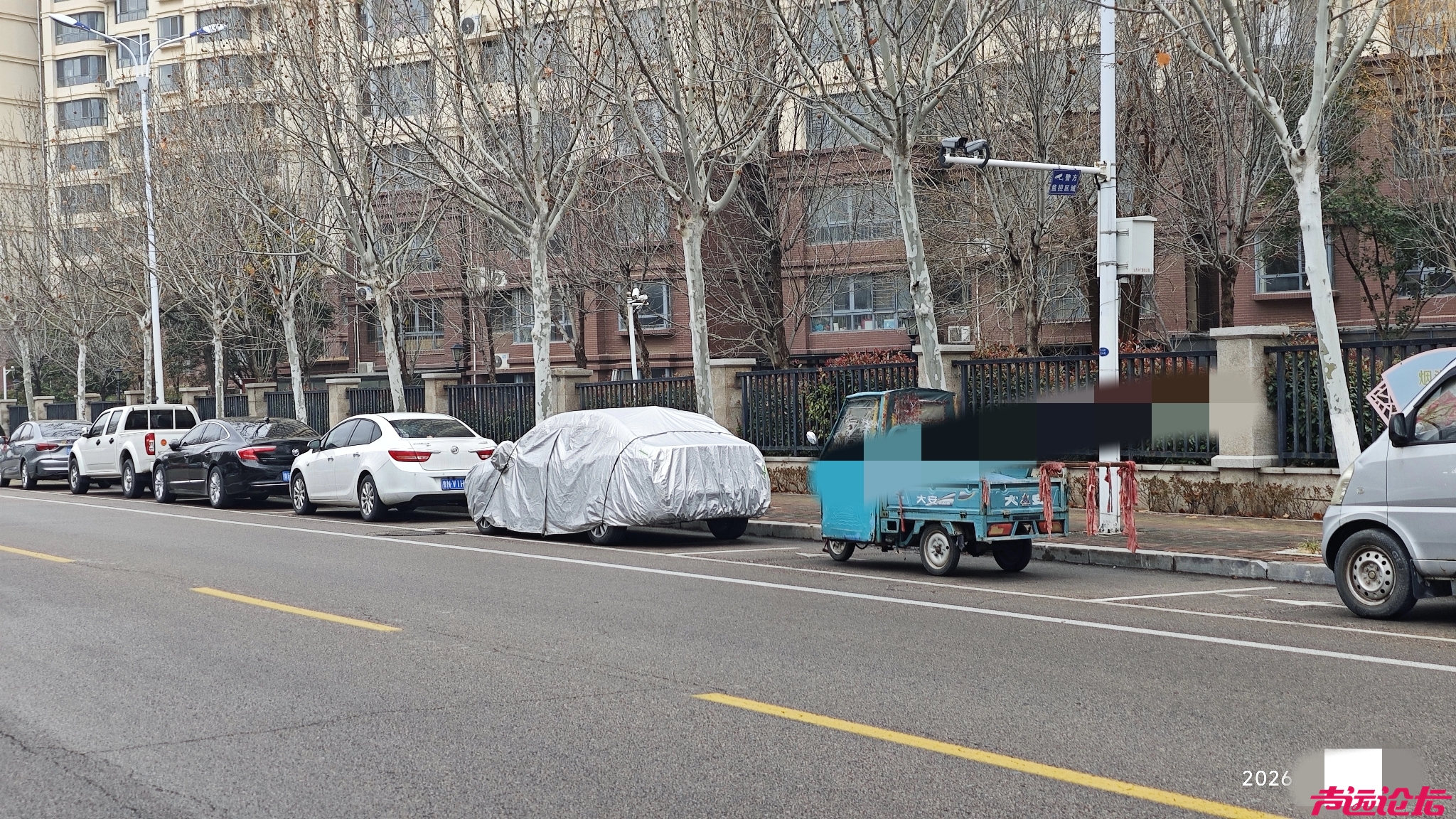 济宁市城区各个居住小区附近的道路两旁都画了车位，不收取任何费用，但是公益用歪了！-1.jpg