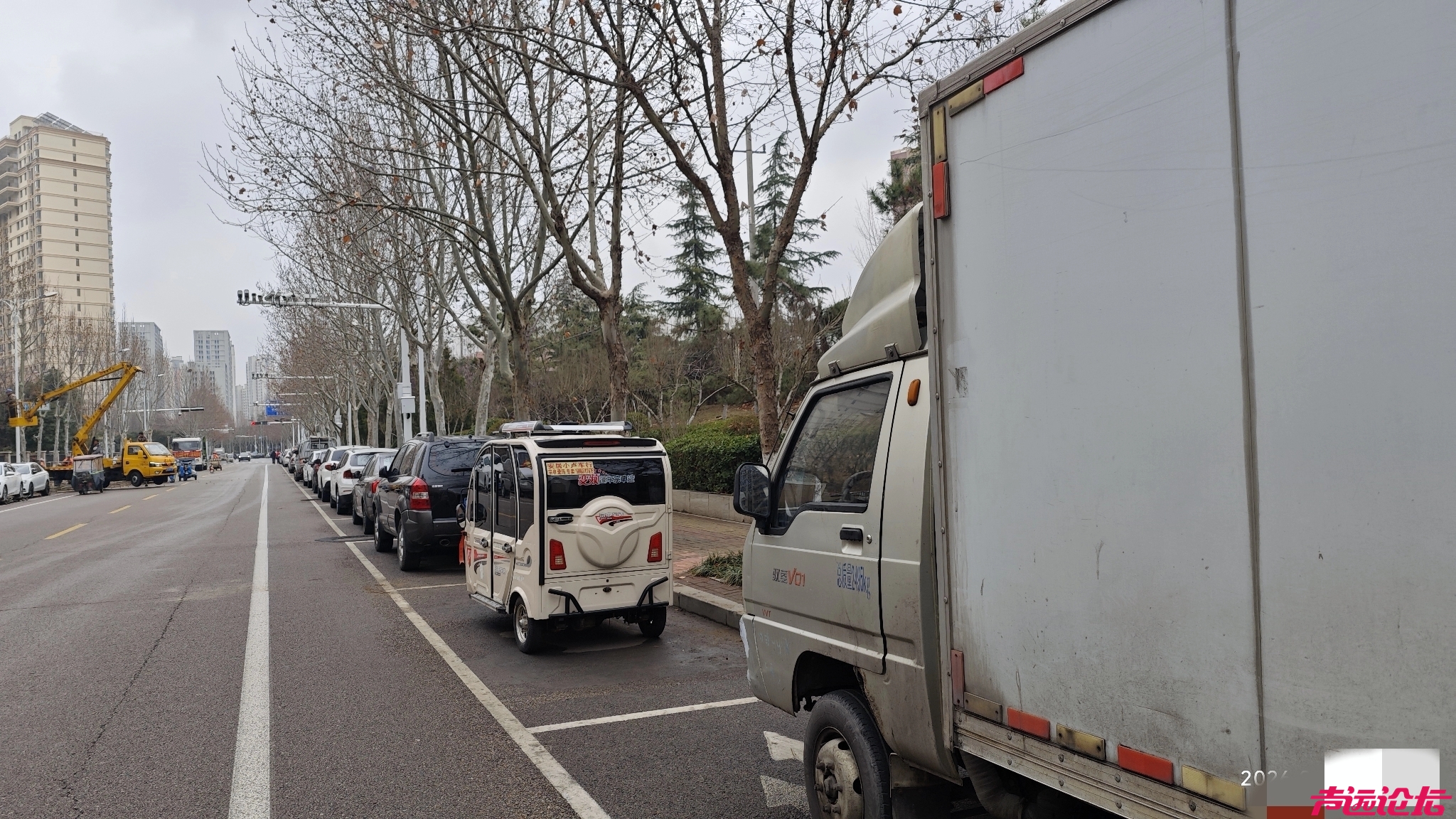济宁市城区各个居住小区附近的道路两旁都画了车位，不收取任何费用，但是公益用歪了！-2.jpg