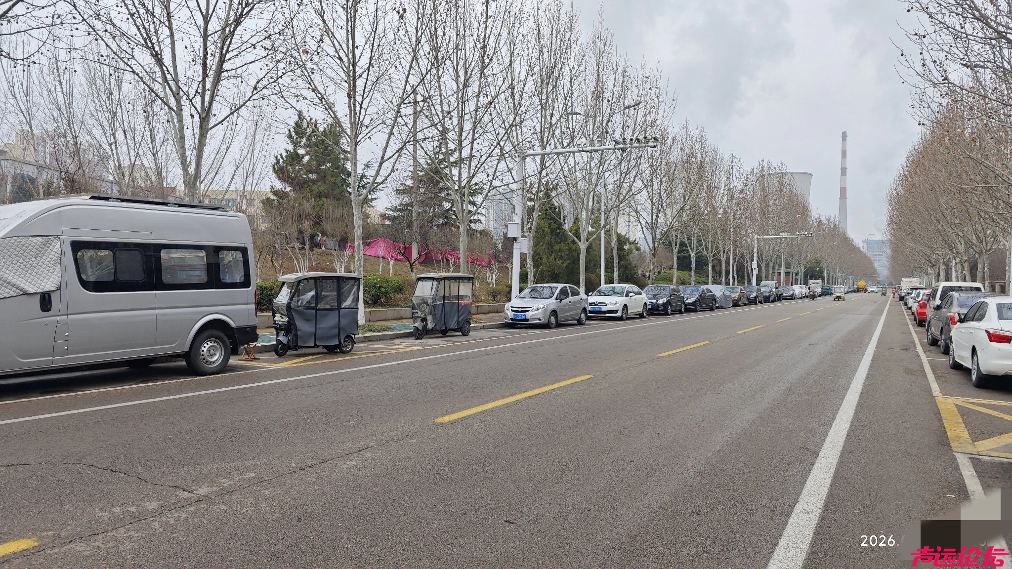 济宁市城区各个居住小区附近的道路两旁都画了车位，不收取任何费用，但是公益用歪了！-3.jpg
