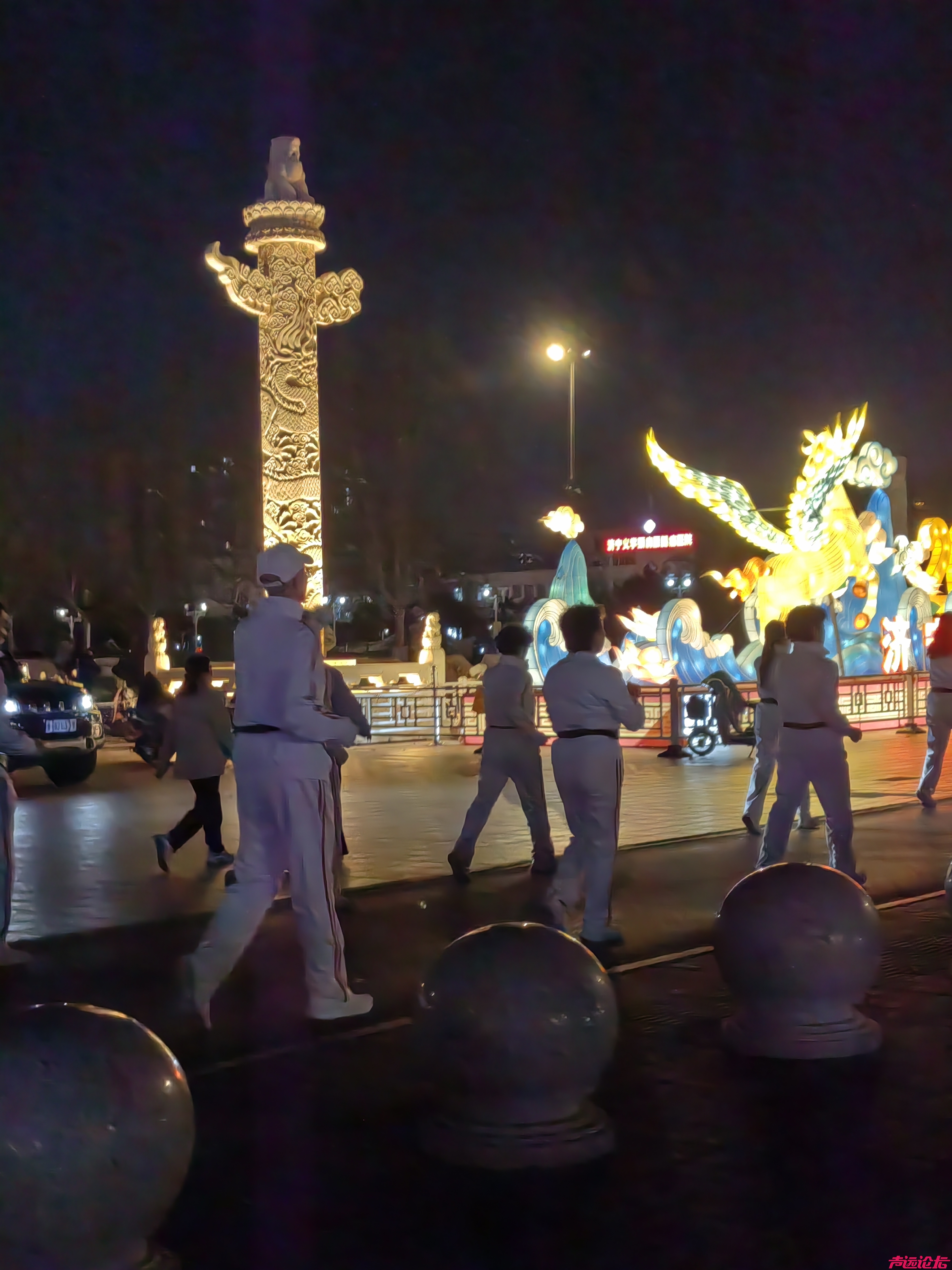 济宁的“暴走团”大爷大妈是不是应该讲点交通规则？别再占道了-2.jpg
