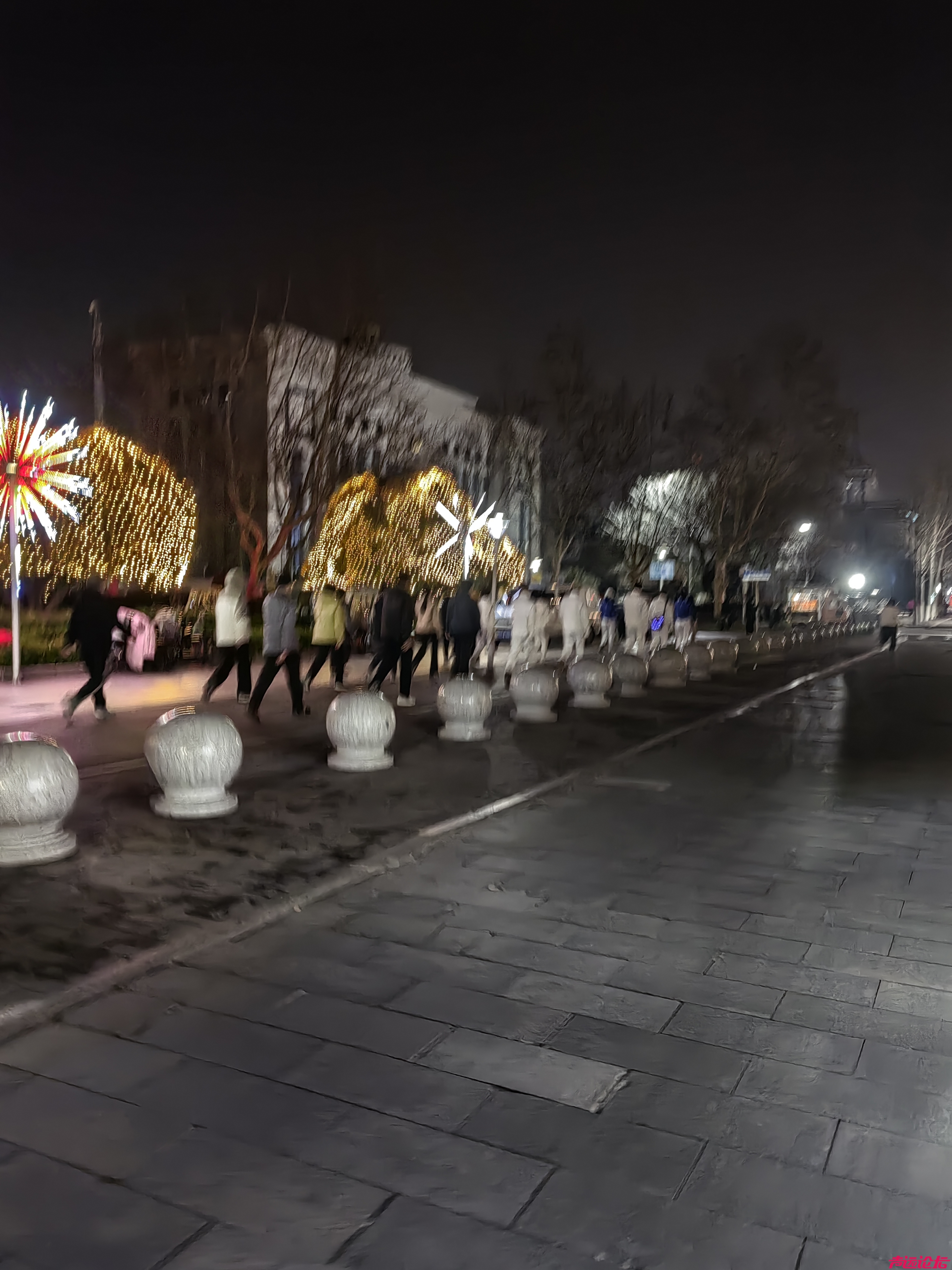 济宁的“暴走团”大爷大妈是不是应该讲点交通规则？别再占道了-4.jpg
