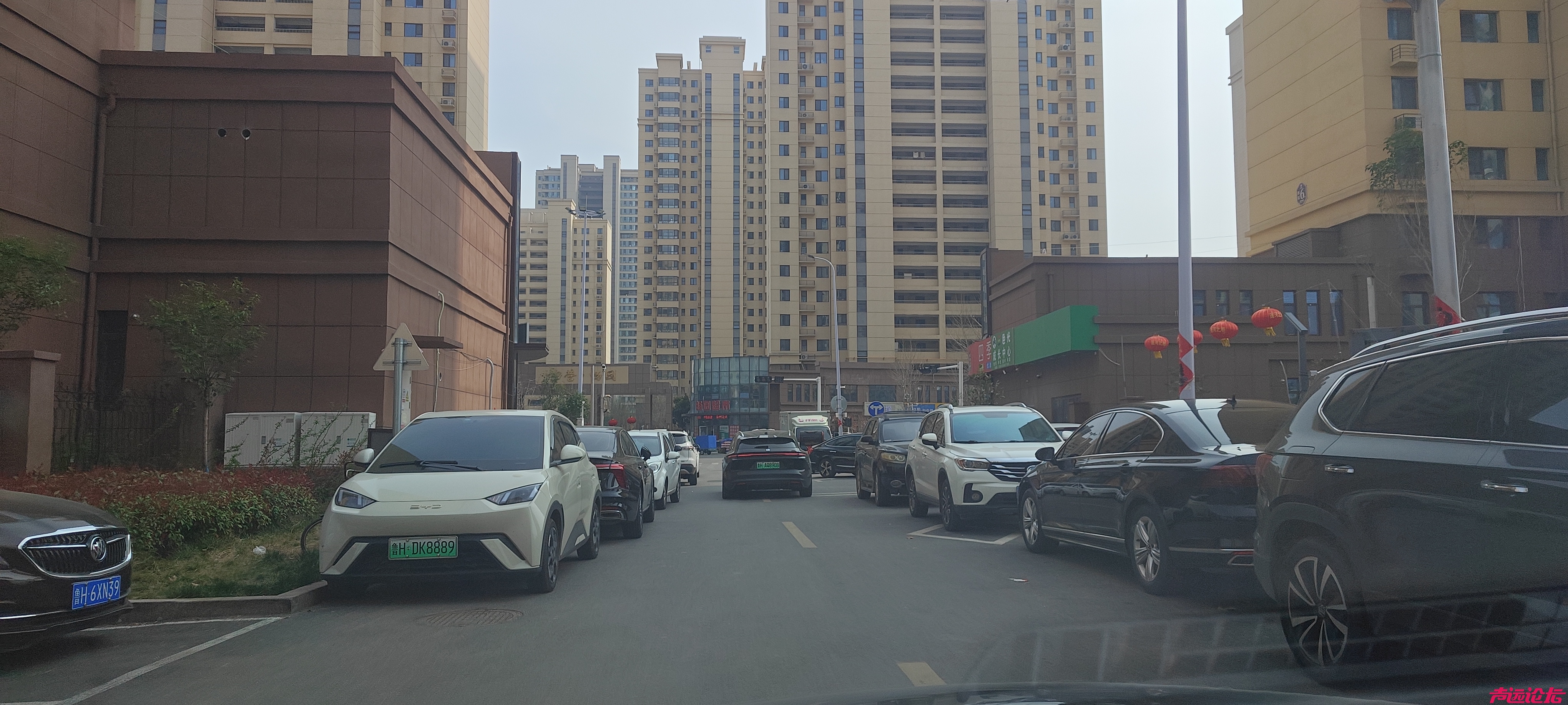 火车站前营御园入小区路口，路两边都被车停满了，交警能不能来贴贴条，你看这！-1.jpg