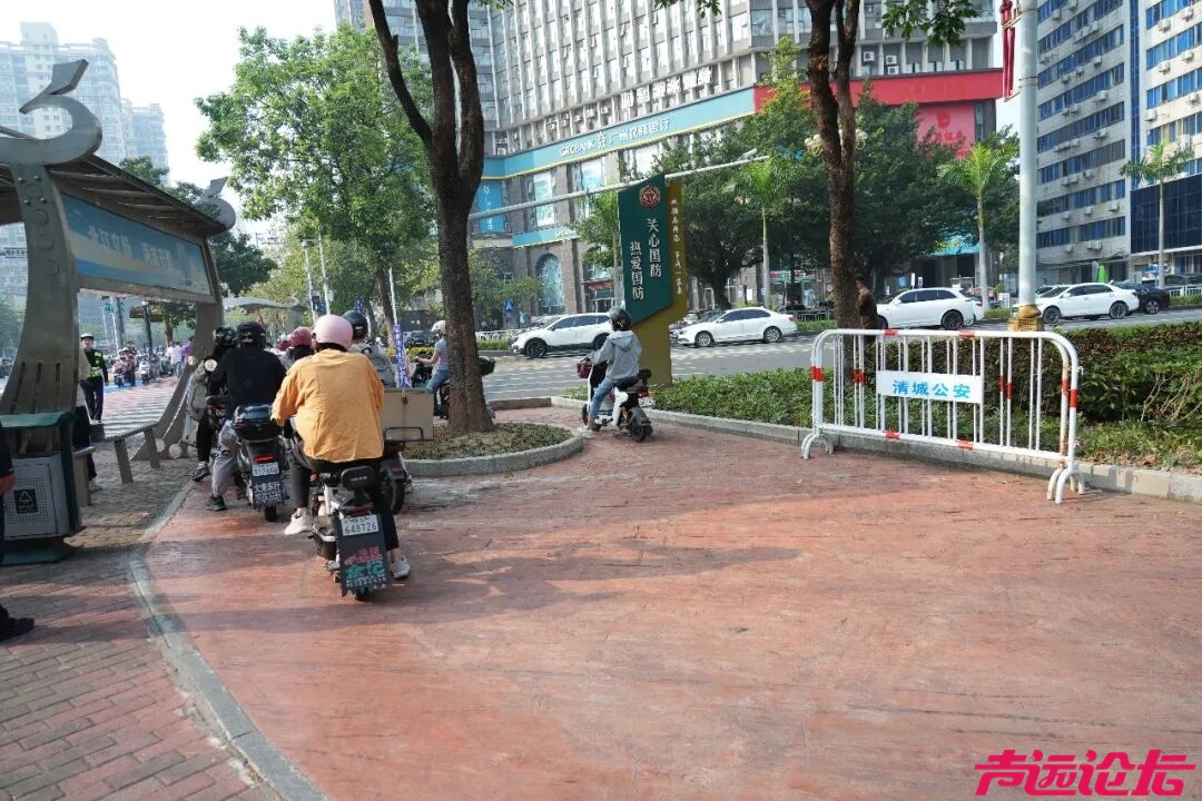 “蓝道过街”获赞，网友：建议全国推广！-2.jpg