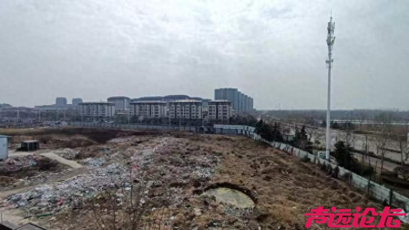 垃圾“围城”！太白湖新区华侨城纯水岸南侧空地成“垃圾场”-1.jpg