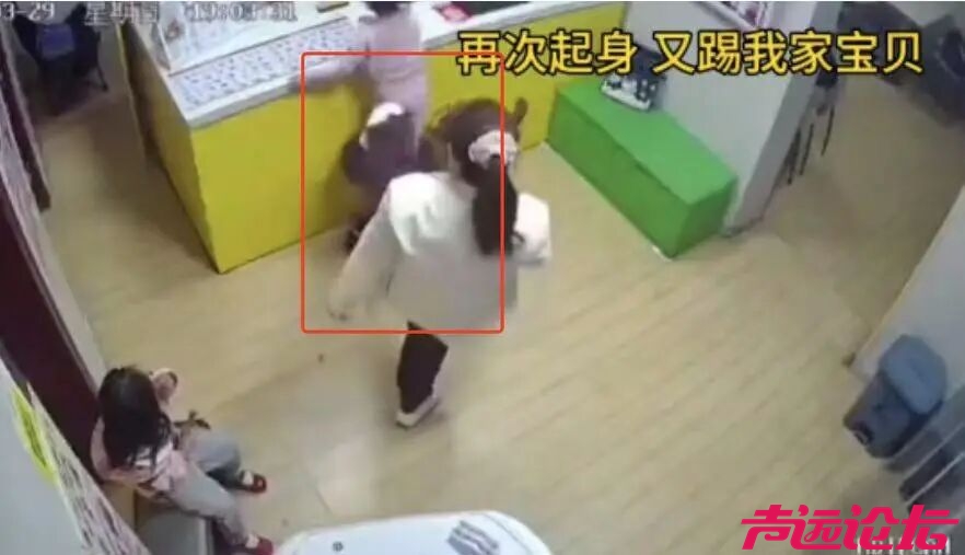 河南4岁小女孩独自去汉堡店买汉堡，等待点餐时遭陌生女子多次踢踹，当地警方介入调查-2.jpg