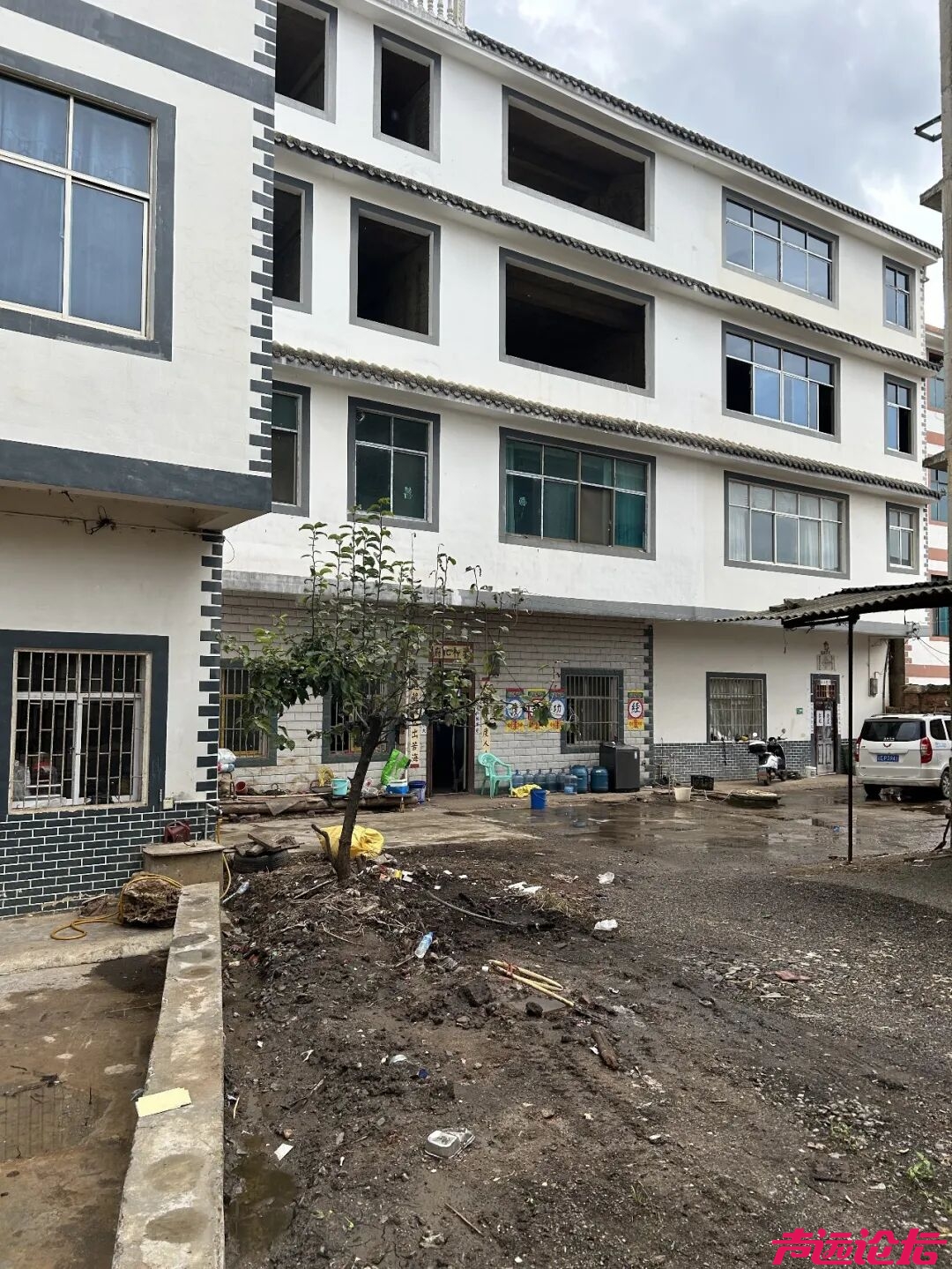 葬礼上围墙倒塌致6名吊唁者遇难，25岁女子遗体近7个月仍未下葬，母亲再拒14.6万赔偿-2.jpg