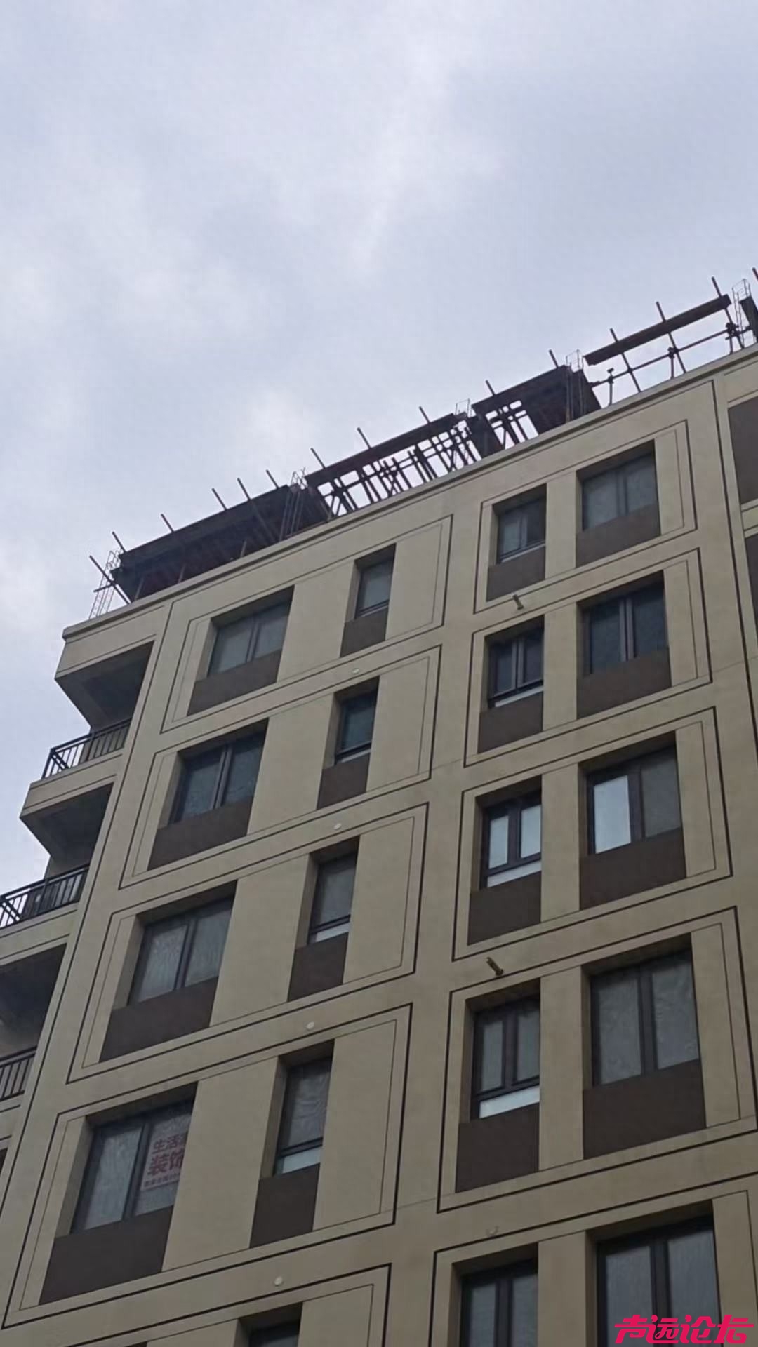 物业街道多次制止无果 济宁中垠铂悦府小区顶楼违建仍“野蛮生长”-1.jpg