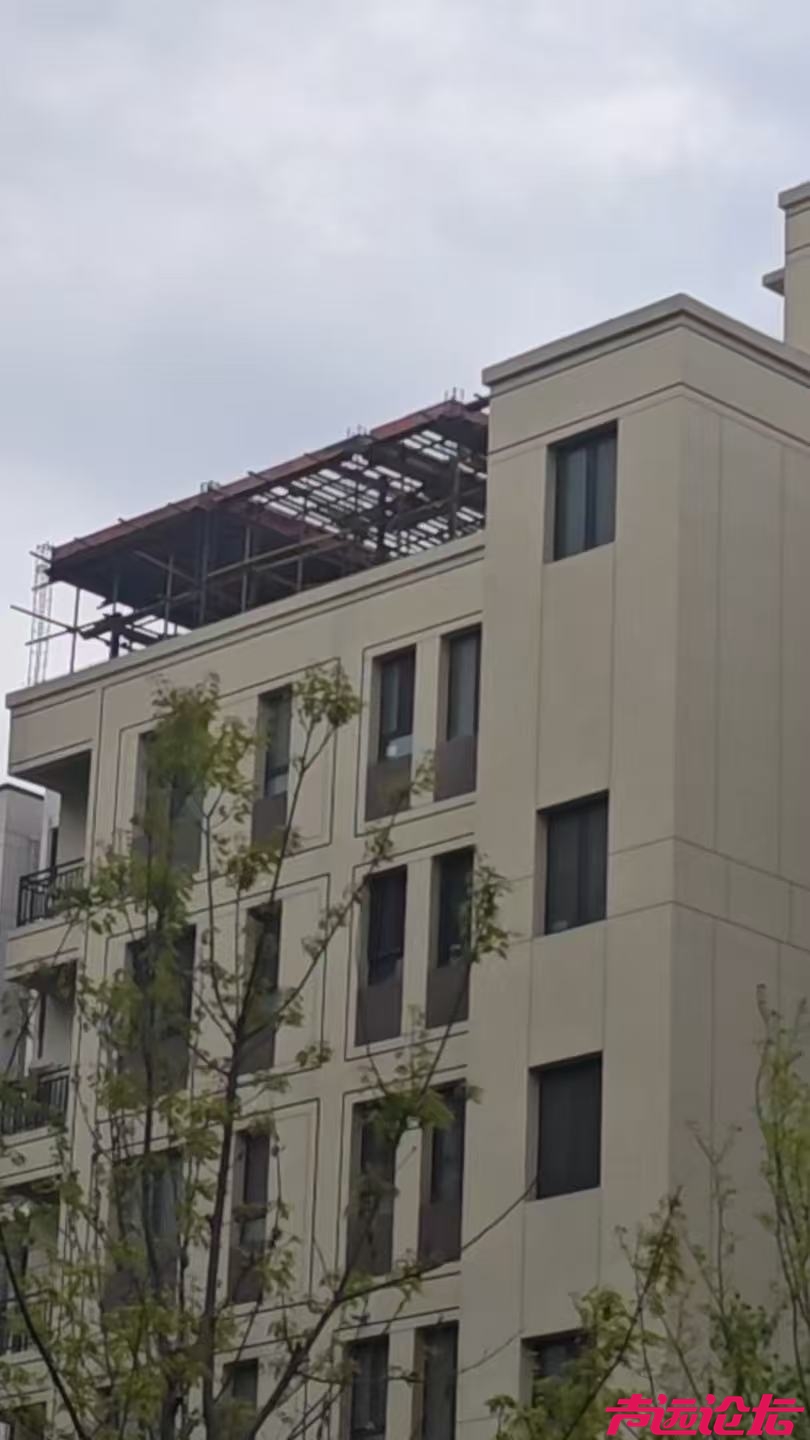 物业街道多次制止无果 济宁中垠铂悦府小区顶楼违建仍“野蛮生长”-2.jpg