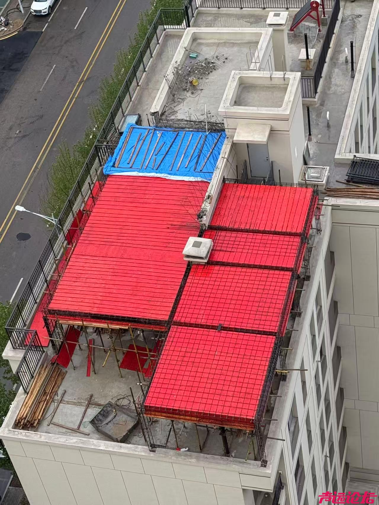 物业街道多次制止无果 济宁中垠铂悦府小区顶楼违建仍“野蛮生长”-4.jpg