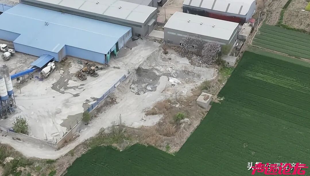嘉祥一建材企业涉嫌非法倾倒固废紧邻农田 污染隐患引关注-2.jpg