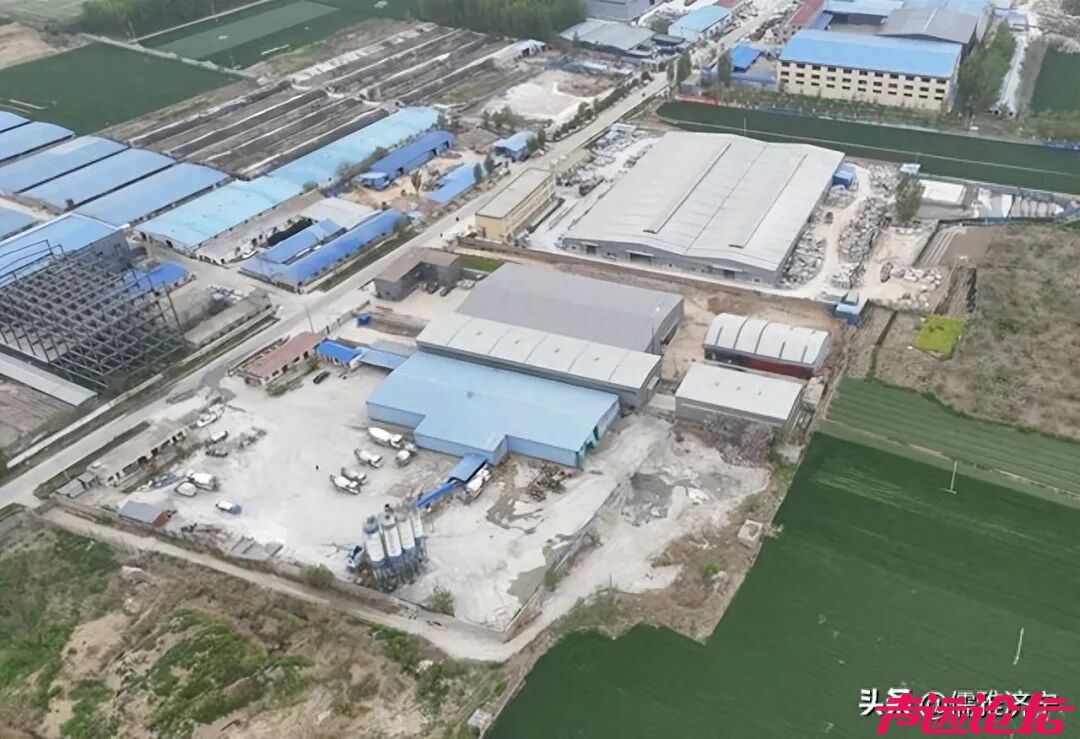 嘉祥一建材企业涉嫌非法倾倒固废紧邻农田 污染隐患引关注-1.jpg