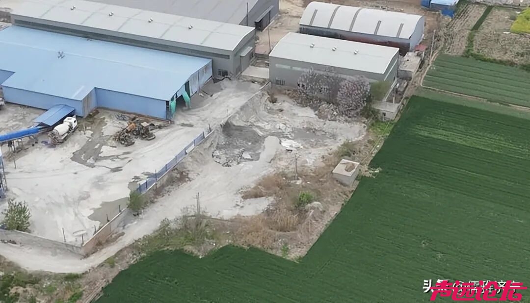 嘉祥一建材企业涉嫌非法倾倒固废紧邻农田 污染隐患引关注-3.jpg