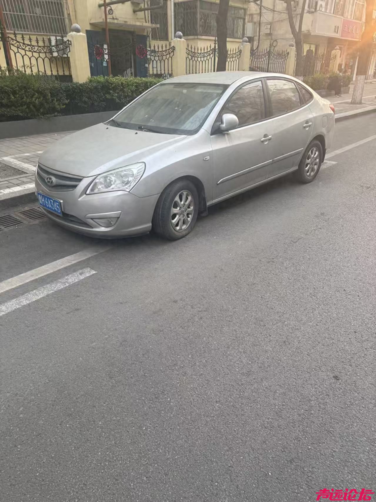 济宁城区海关路多辆“僵尸车”占位一年多，居民停车难题何解？-1.jpg