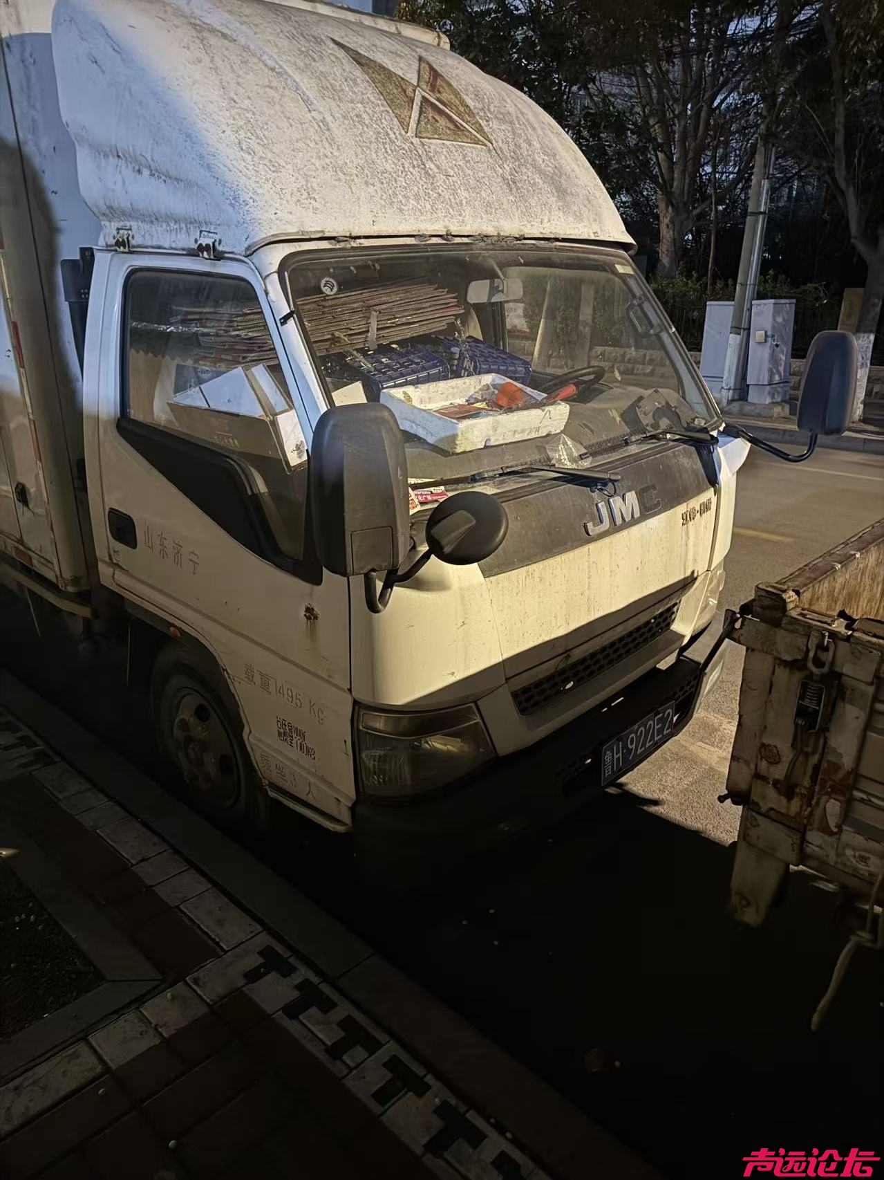 济宁城区海关路多辆“僵尸车”占位一年多，居民停车难题何解？-4.jpg