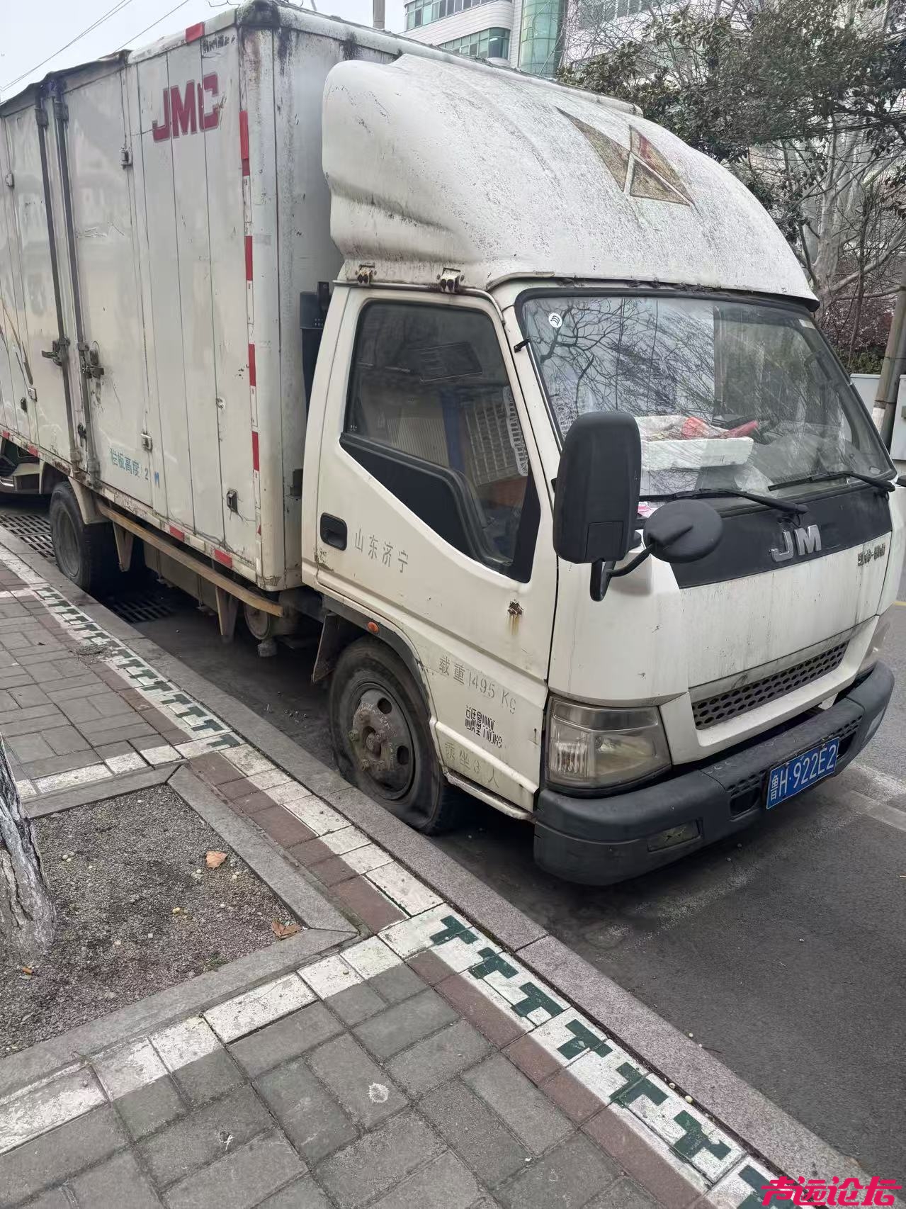 济宁城区海关路多辆“僵尸车”占位一年多，居民停车难题何解？-3.jpg