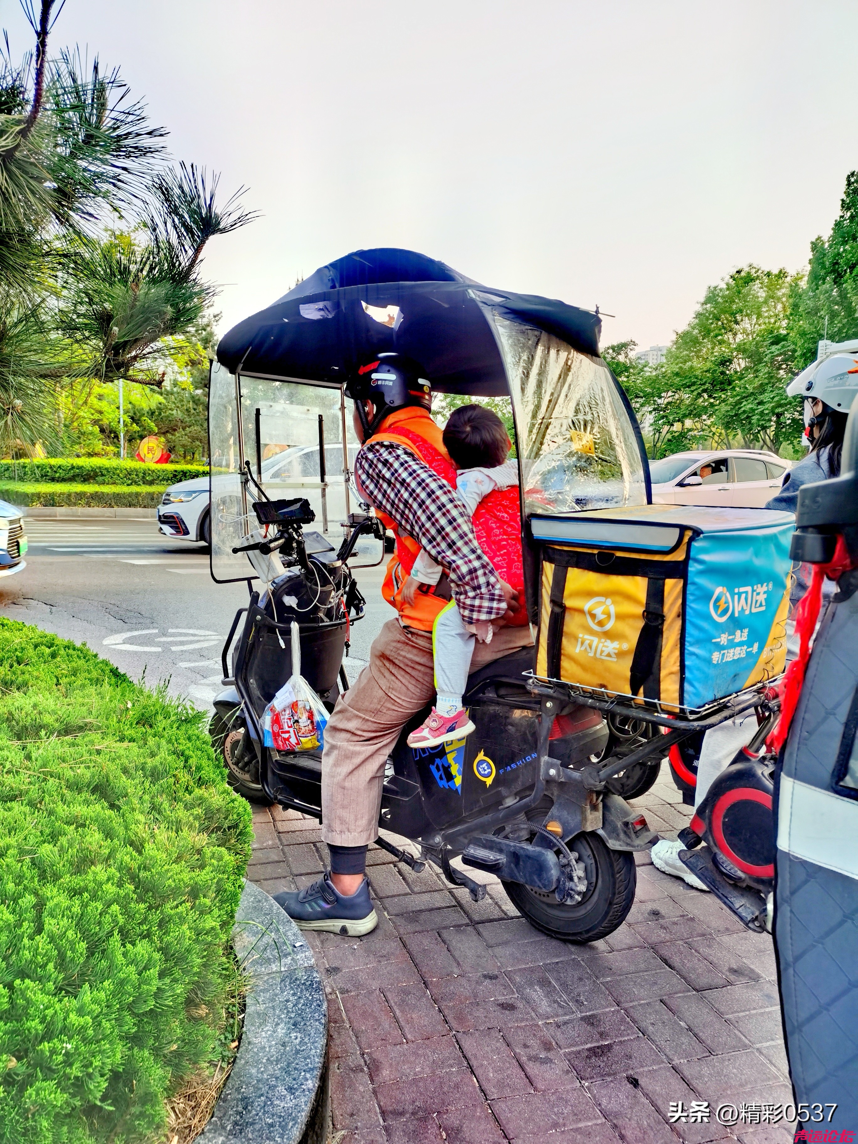 奔波路上，济宁闪送员托举孩子，这一幕，藏着多少父亲的无奈？-1.jpg