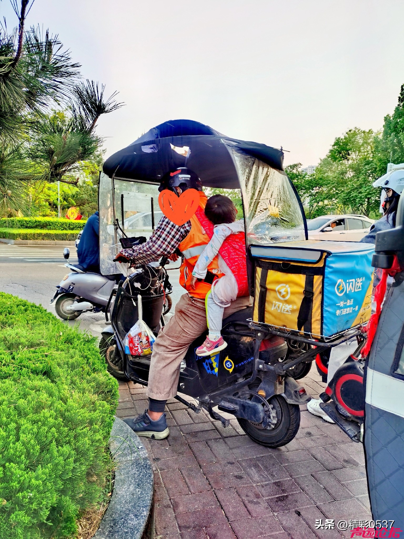 奔波路上，济宁闪送员托举孩子，这一幕，藏着多少父亲的无奈？-2.jpg
