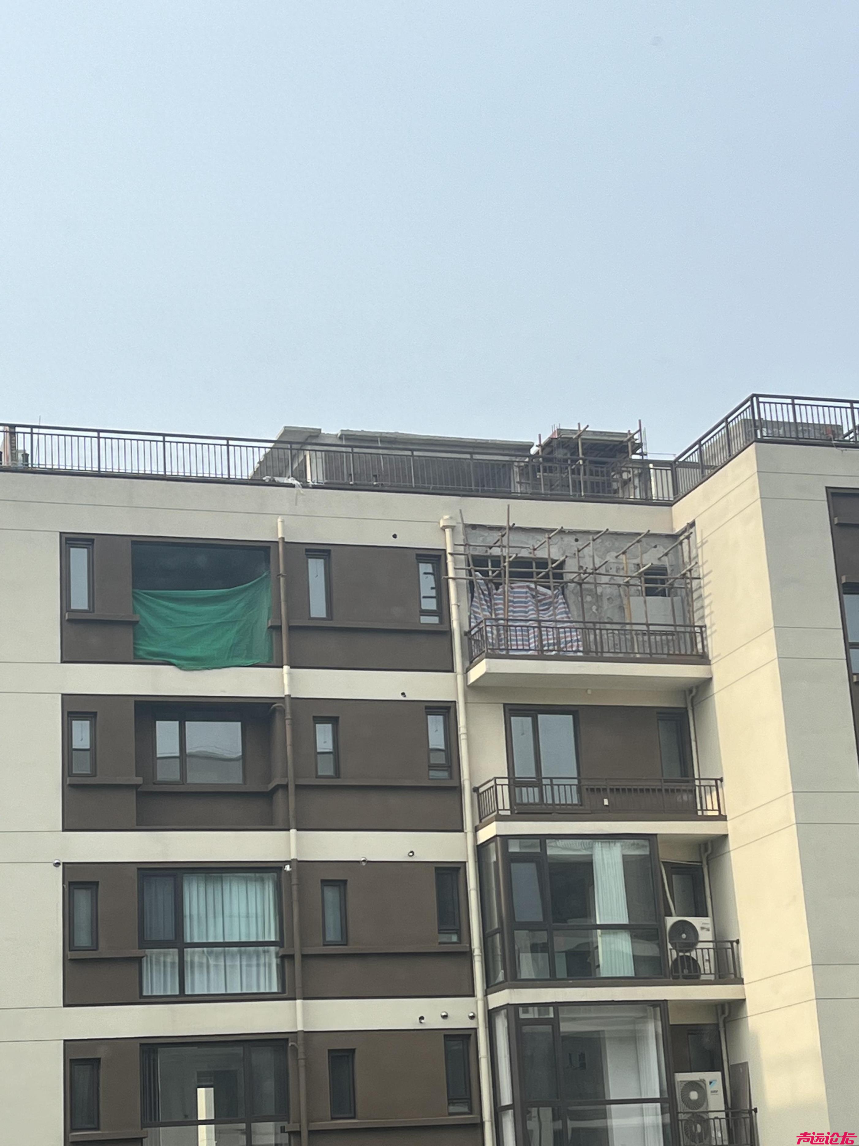 济宁龙贵京杭府楼顶违建“野蛮生长”：强拆“进度条”卡在哪？-1.jpg