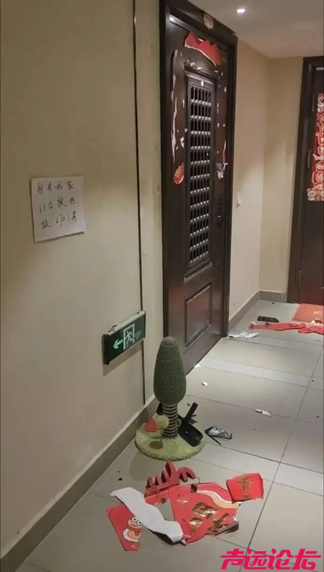 贴条提醒邻居“别在我门口放垃圾”，对方谎称“捉奸”，凌晨撬锁入室对女子进行殴打！-1.jpg