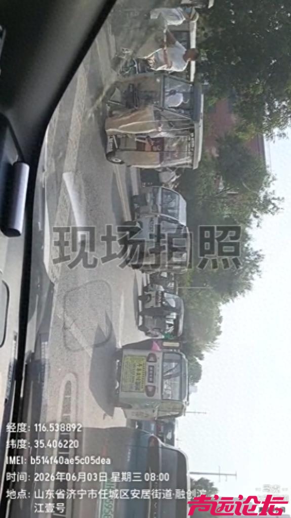 摊位挡在路中间、家长堵在校门口？济宁一校门口乱象被网友点名-1.jpg