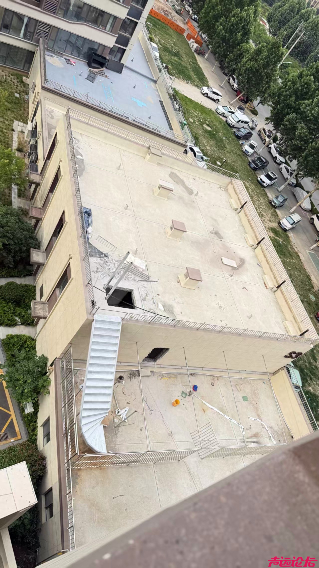 房顶打洞、铁架搭建——济宁一小区门市房施工引住户强烈质疑-1.jpg
