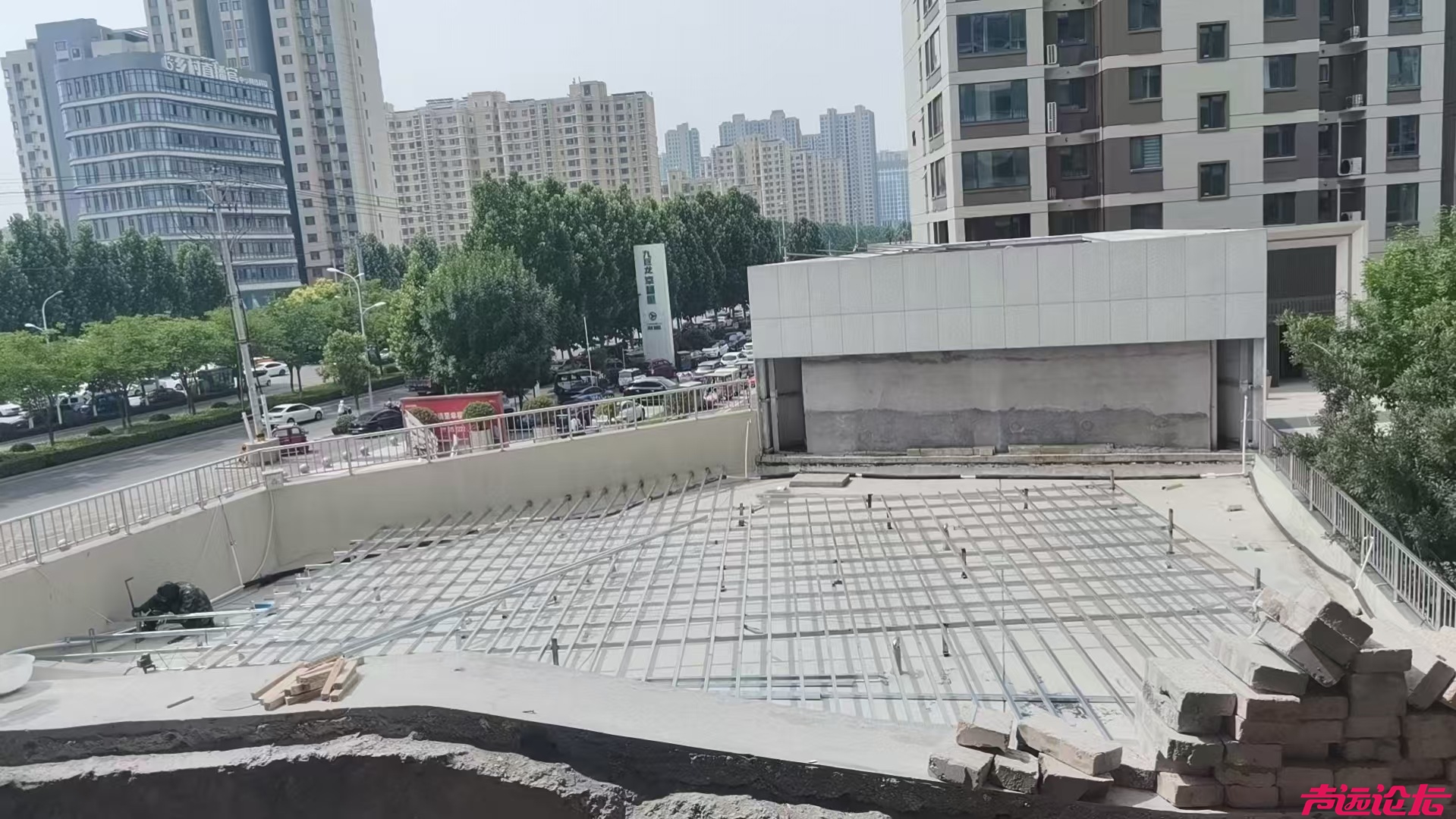 房顶打洞、铁架搭建——济宁一小区门市房施工引住户强烈质疑-2.jpg