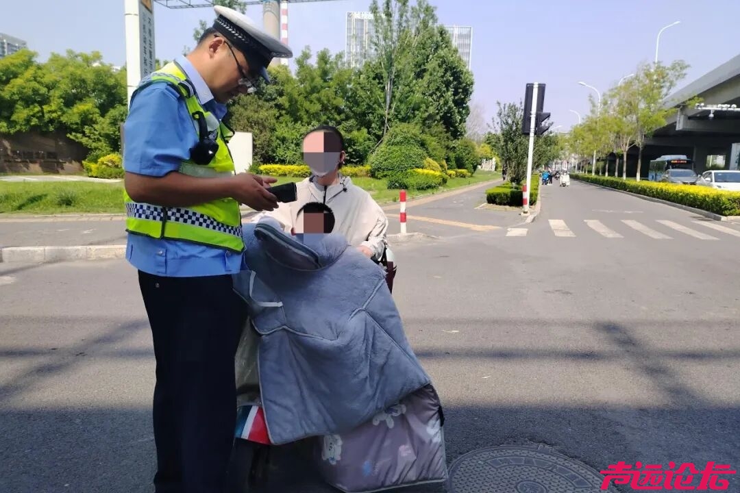 济宁公安交警：常态化查处未佩戴安全头盔 守护市民出行安全-4.jpg