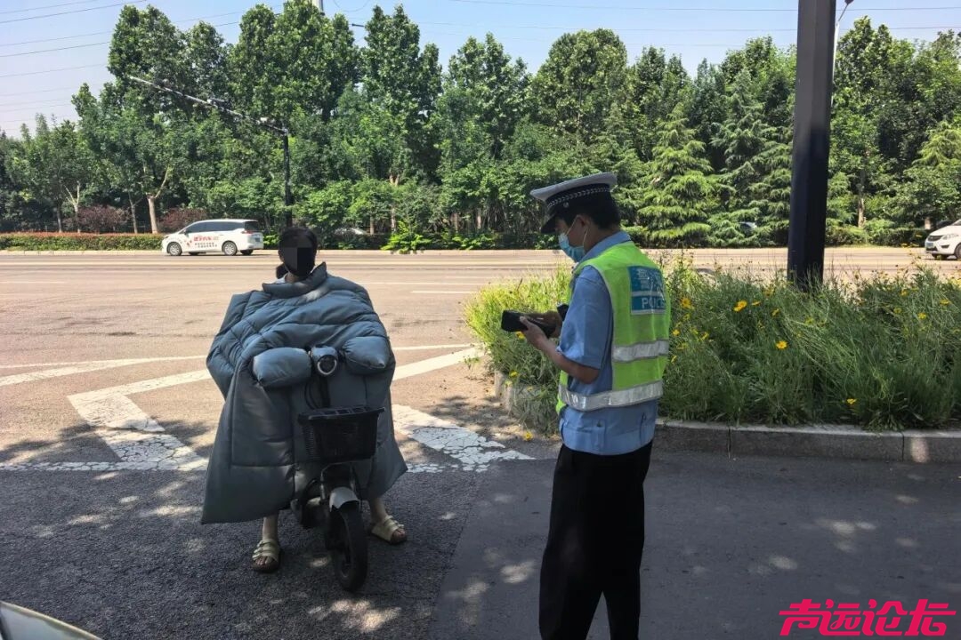 济宁公安交警：常态化查处未佩戴安全头盔 守护市民出行安全-11.jpg